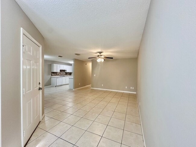 Building Photo - 2 bedroom/2 bathroom/2 car garage town hom...