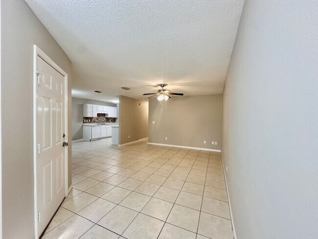 Foto del edificio - 2 bedroom/2 bathroom/2 car garage town hom...