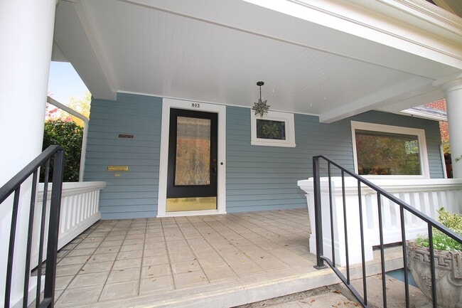 Building Photo - 816 NE Laurelhurst Pl