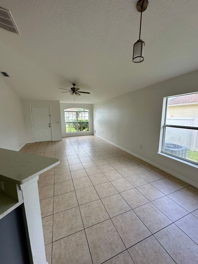 Building Photo - NEWLY RENOVATED Duplex available NOW!