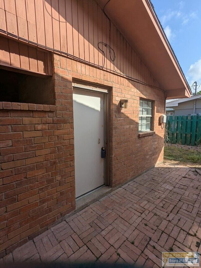Building Photo - 222 E Hickman Ave