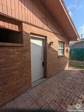 Building Photo - 222 E Hickman Ave