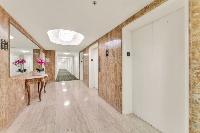 Foto del edificio - UTILITIES INCLUDED | Low Move-In | 1-Bedroom in Coral Gables w/ Parking