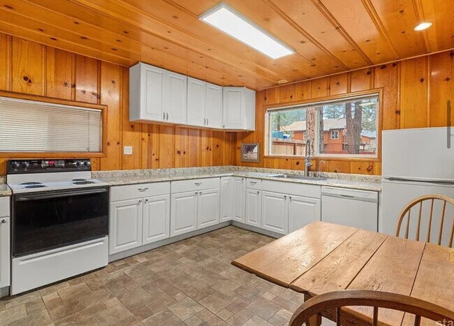 Foto del edificio - FOR RENT