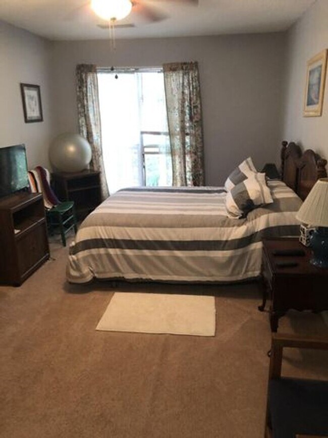 Building Photo - Adorable two bedroom, two bath condo locat...