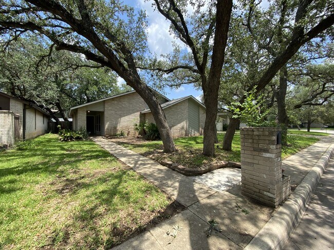 Building Photo - Beautiful 80s Brick House