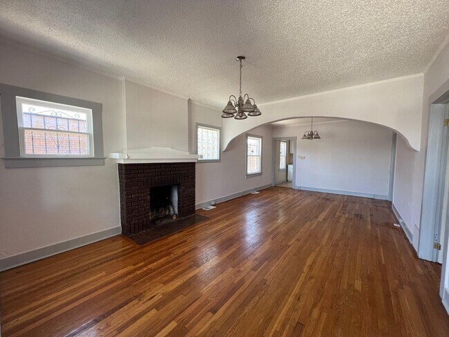 Building Photo - 2115 Yandell Dr