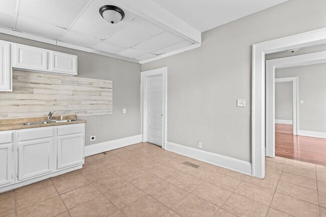 Building Photo - 516 43rd St