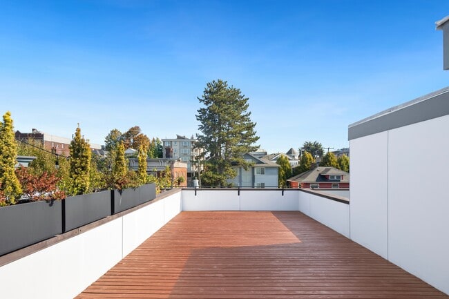 Building Photo - 209 13th Ave E