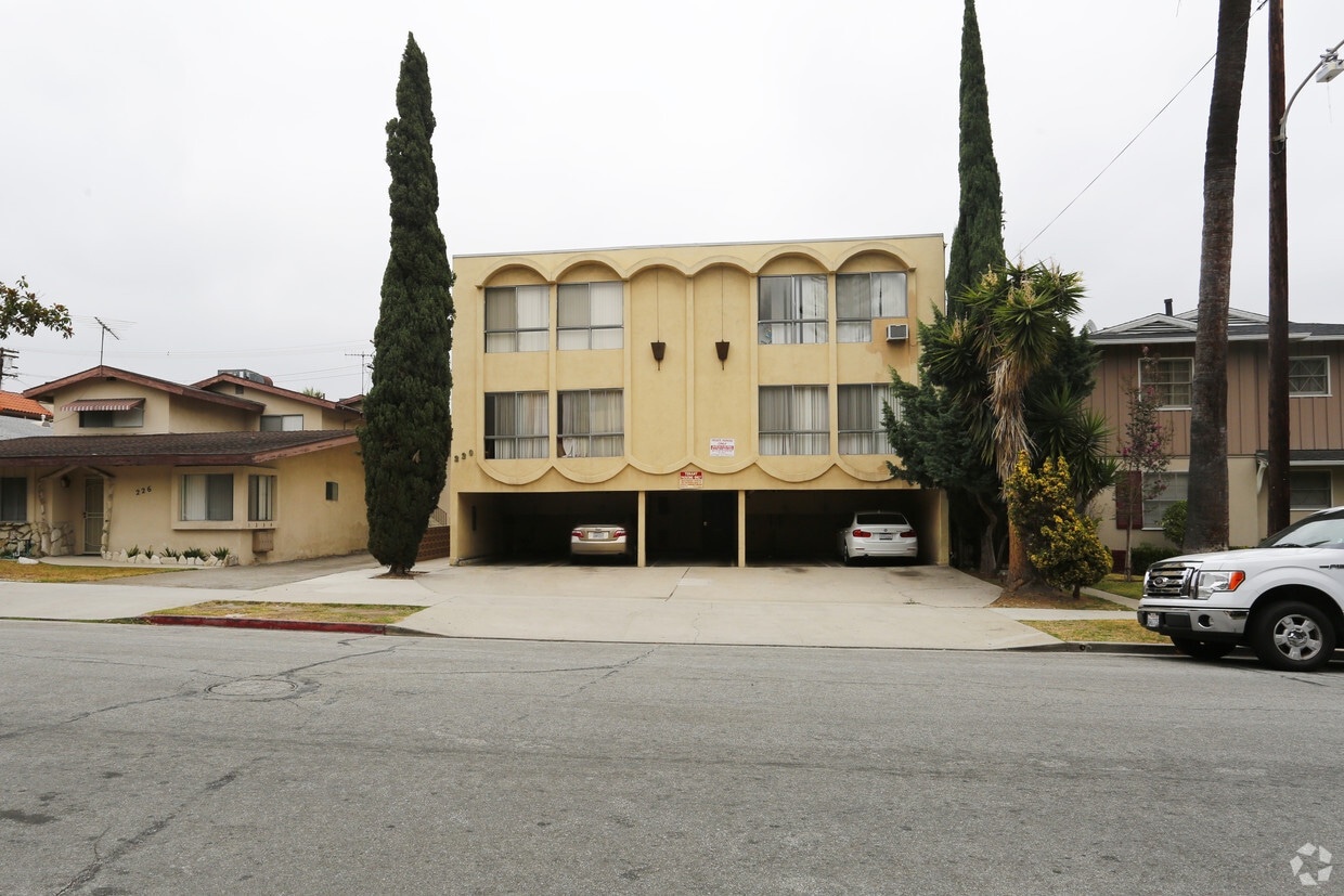 Building Photo - 220 N Cedar St