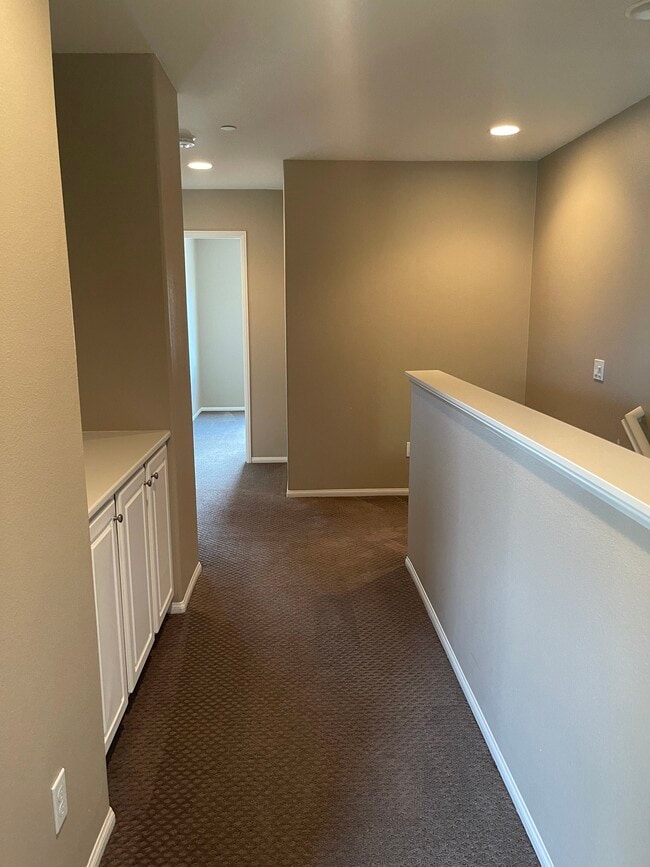 Building Photo - Lacroix Ave