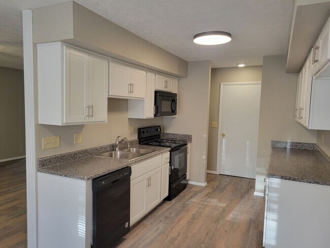 Building Photo - 3 Bedroom 2 Bathroom South! Totally Remode...