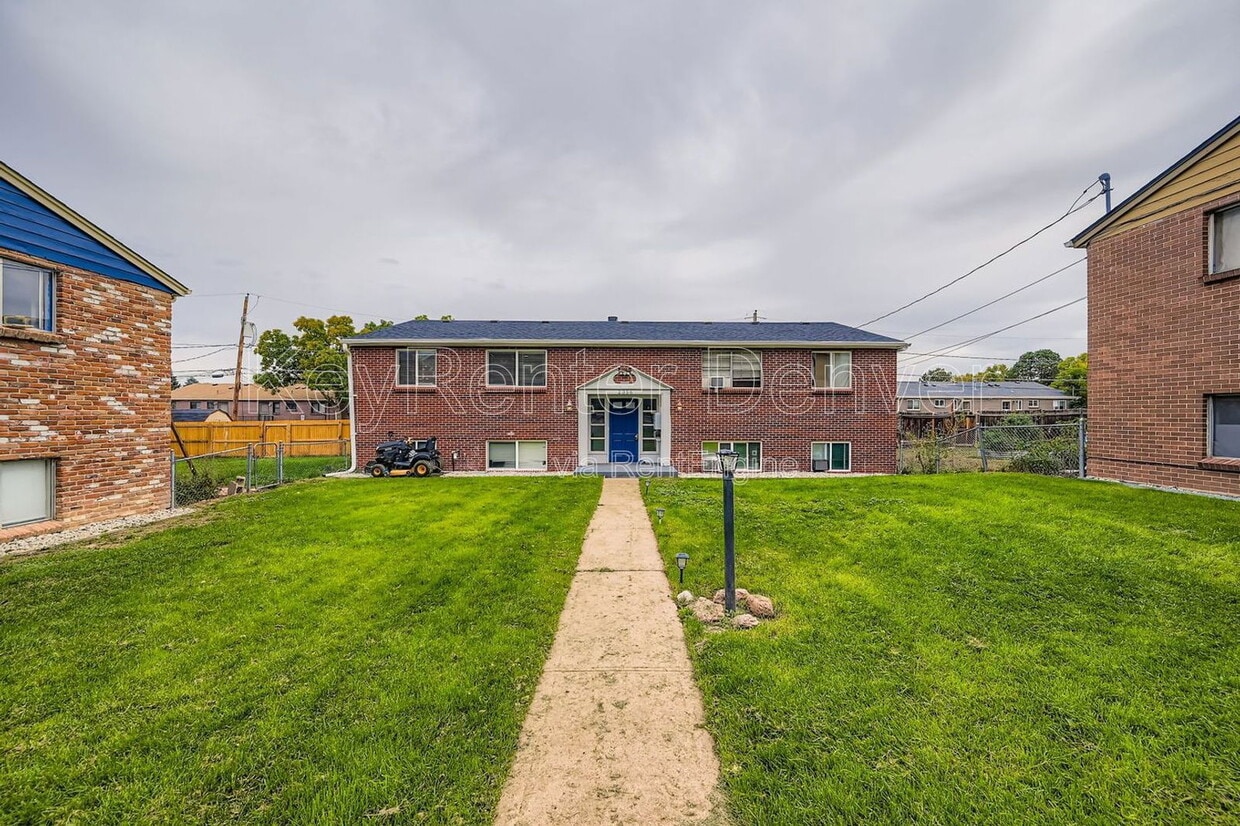 Primary Photo - 2356 S Linden Ct