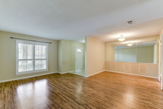 Building Photo - 3 BD / 2.5 BR Townhome in Memorial Club co...
