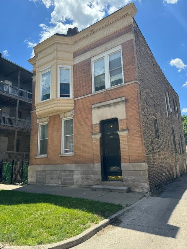 Foto principal - 4 bedroom in CHICAGO IL 60637