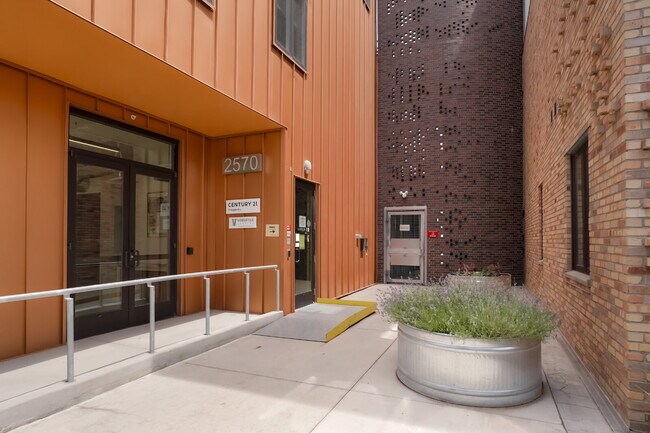 Foto del edificio - Beautifully Furnished Studio Condo in the ...
