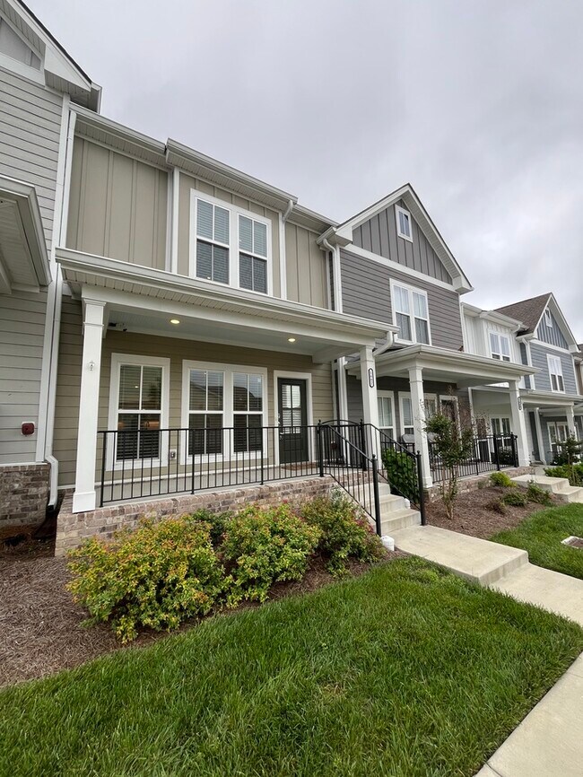 Foto del edificio - Beautiful 2-Bedroom Townhome with Modern C...