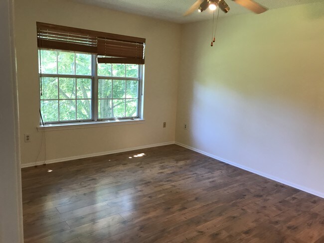 Master Bedroom - 29 Amberly Ct