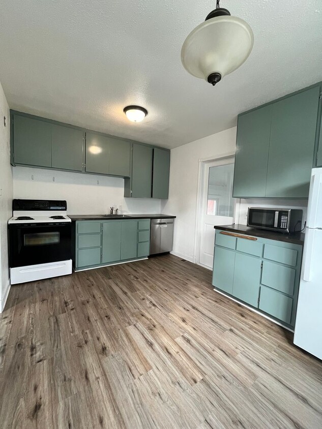 Primary Photo - 2 Bedroom, 1.5 bath located in Silverton, ...