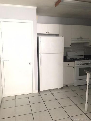 Foto del edificio - 465 S Royal Poinciana Blvd