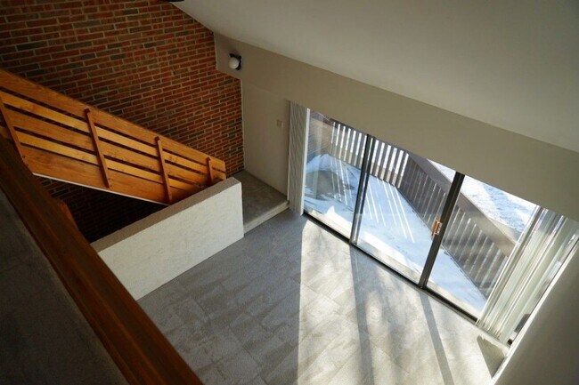 Foto del edificio - Immaculate 2 bedroom Loft Style Condo avai...
