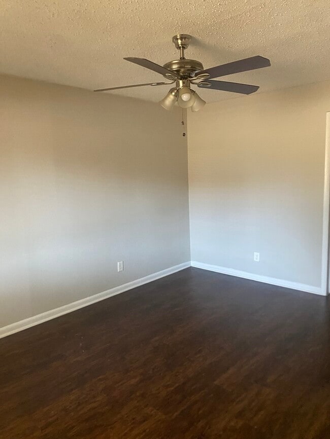 Building Photo - 939 E Red Bird Ln