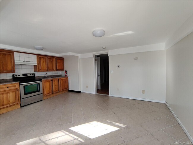 Foto del edificio - 136 Stringham Rd