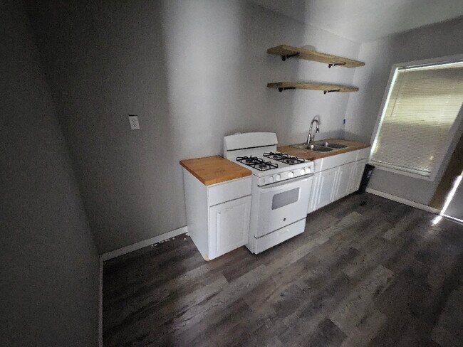 Building Photo - 821 S Alameda St