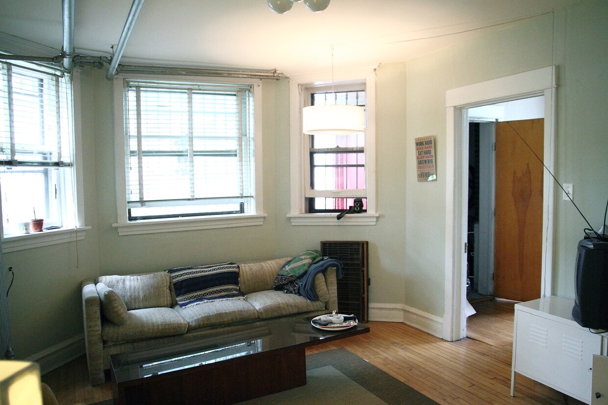 Living Room - 2449 N Fairfield Ave