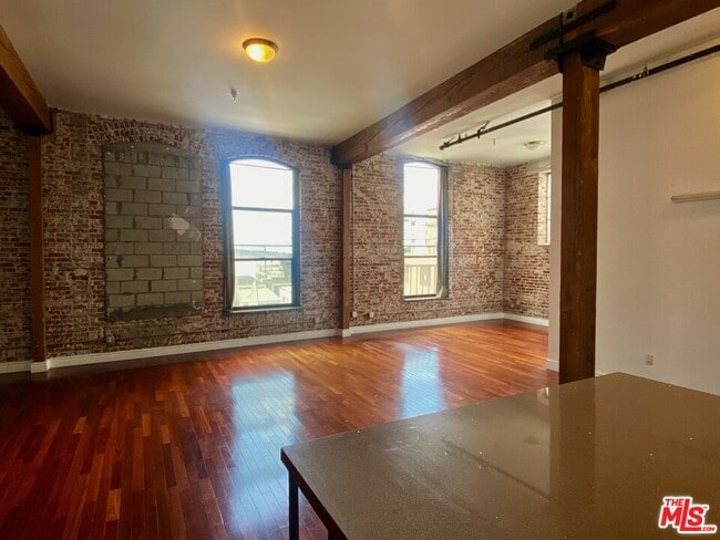 Building Photo - 652 Mateo St