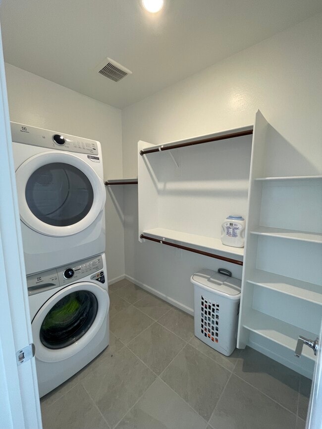 Private Laundry - 11832 E Primrose Ln