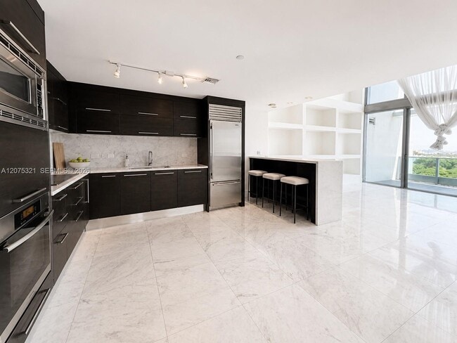 Building Photo - 900 Biscayne Blvd