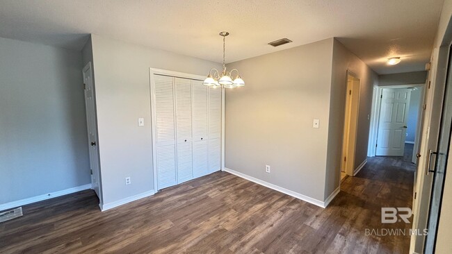 Building Photo - 512 Lake Forest Blvd