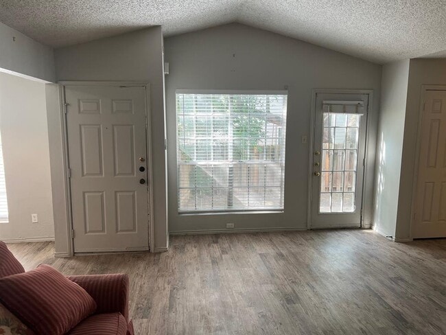 Building Photo - 405 Fantail Loop