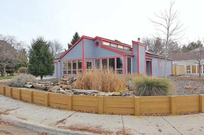 Foto del edificio - Fantastic Private Oasis in South East Boise!! 6 Month Lease!!