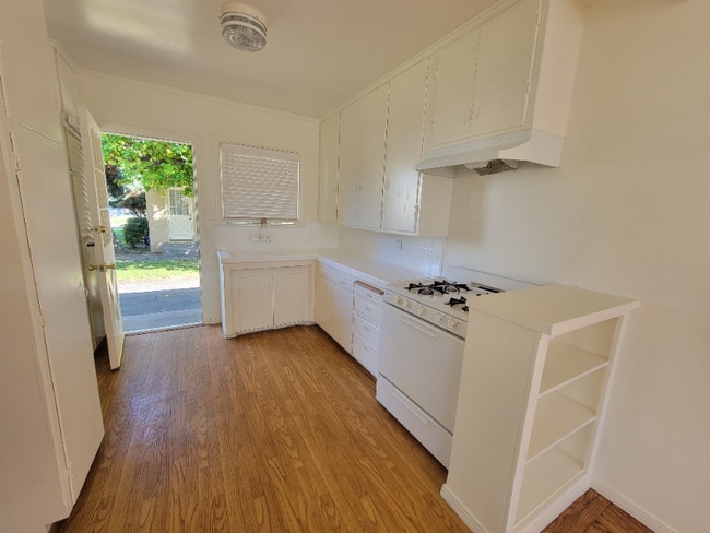 Foto del edificio - 13642 Leadwell St