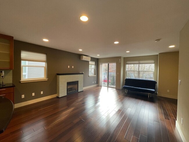 Building Photo - Modern Green Lake Townhome on Quiet Street!