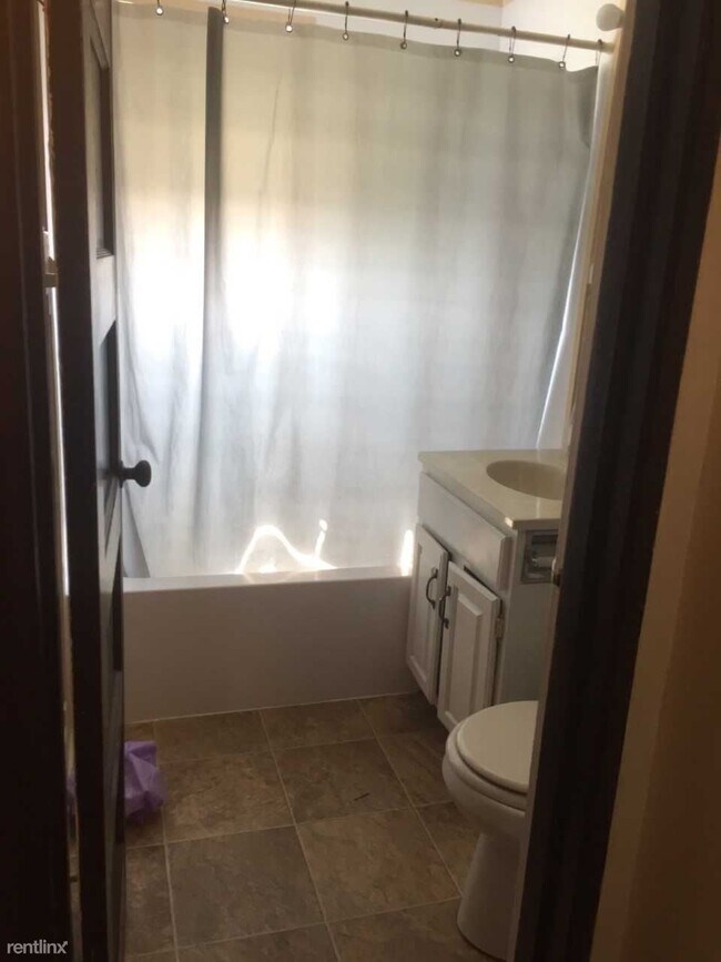 Building Photo - 2 br, 1 bath Townhome - 858 Fahs St