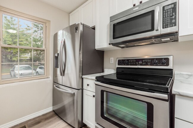 Building Photo - 517 Fox Trail Cir E