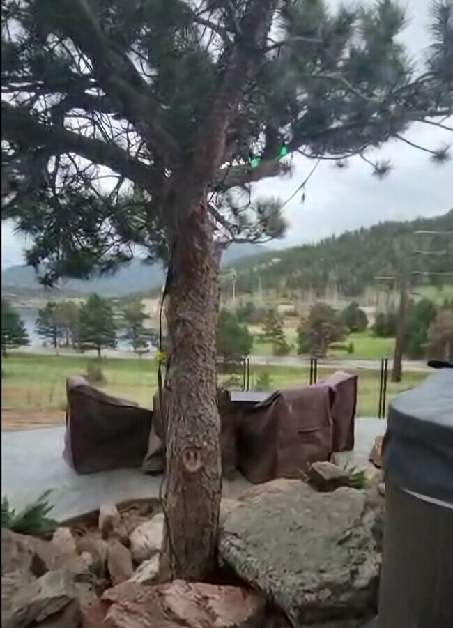 Patio con jacuzzi y cocina al aire libre. - 2100 Marys Lake Rd