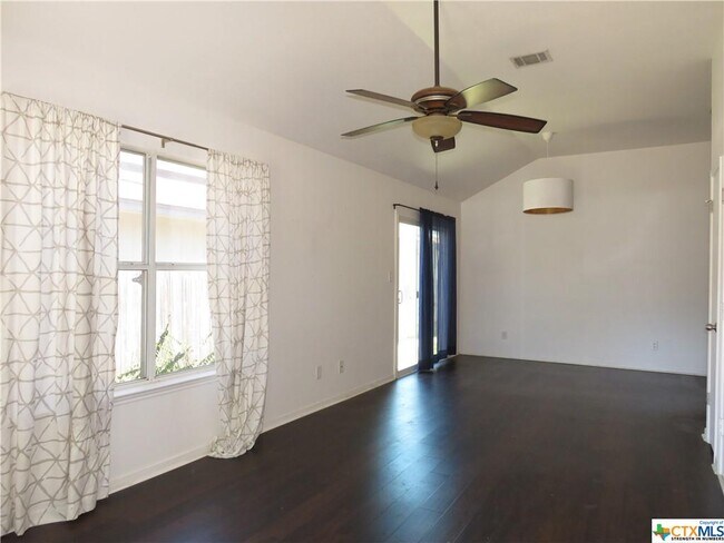 Foto del edificio - 1520 Parkfield Cir