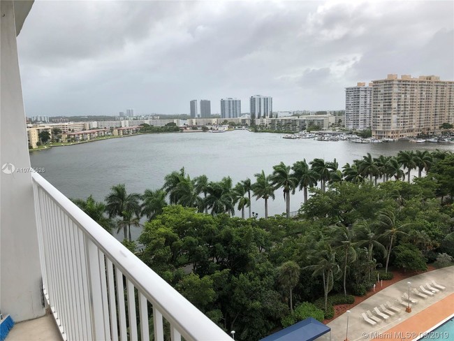 Foto del edificio - 2851 NE 183rd St