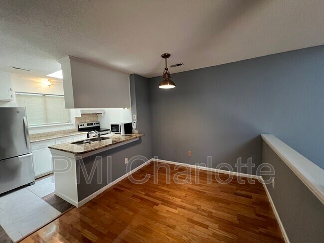 Foto del edificio - 8087 Charter Oak Ln