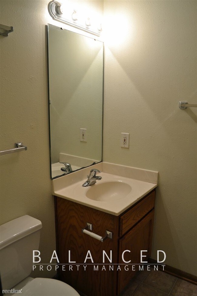 Building Photo - 3 br, 1.5 bath Townhome - 1178 SW Buchanan St