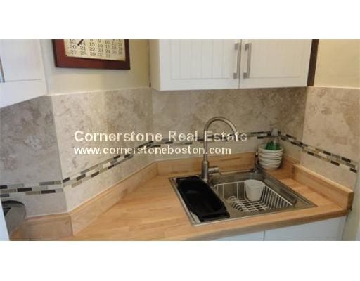 Building Photo - 65 Burbank St