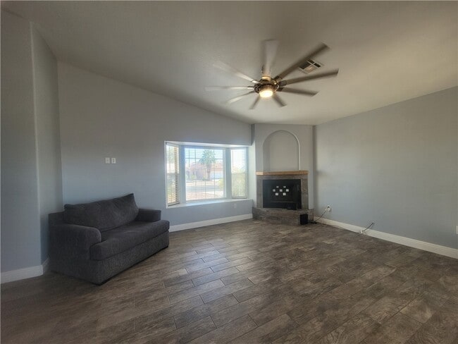 Building Photo - 1614 E Valley Pkwy