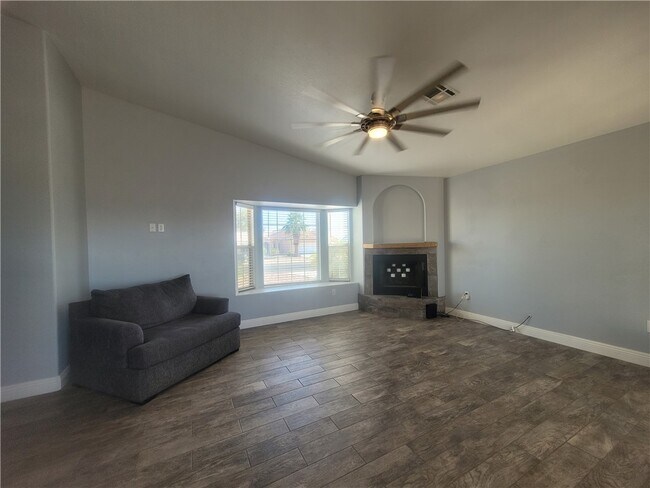 Foto del edificio - 1614 E Valley Pkwy
