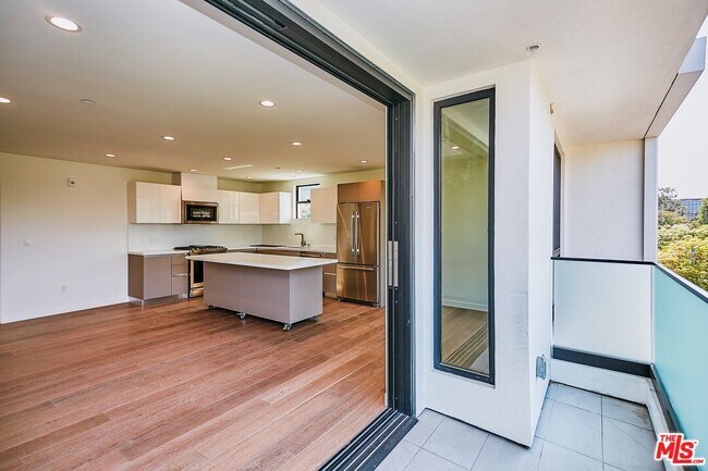 Foto del edificio - 328 N Maple Dr