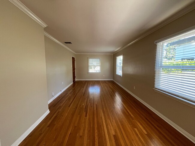 Building Photo - AVAILABLE NOW! 3+2 w/bonus room + applianc...