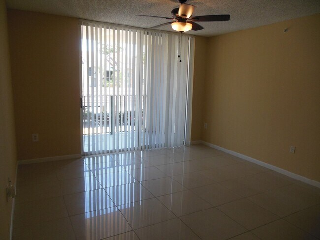 Foto del edificio - 1743 Village Blvd